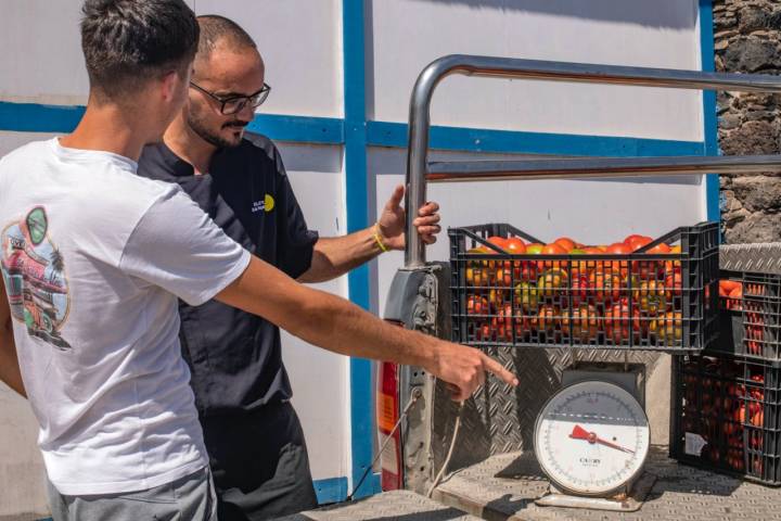 El joven agricultor que le lleva los tomates al chiringuito Tropical