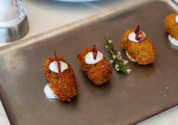 Tienen croquetas de chipirón y crema de cebollino y de cecina de León. Foto: Facebook 'Club Paiaset'