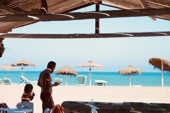 Playas de aguas cristalinas y paisajes de película ponen el marco a unos Soletes en forma de chiringuito en los que rendirse a Almería. Foto: Podomoro