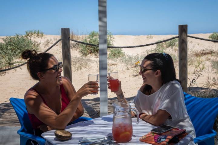 Se puede comer durante el día y disfrutar de música en directo por las noches.