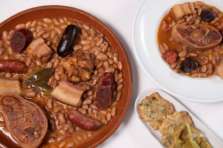 La tortita de hierbabuena y cebolla da un punto refrescante a las alubias de ‘Setaygues’. Foto cedida 