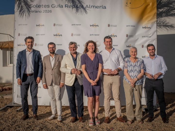 De derecha a izquierda: Carlos Sánchez, diputado de Presidencia y Promoción de la provincia; Pilar Fenoy, concejal de Turismo del Ayuntamiento de Níjar; José Francisco Garrido, alcalde de Níjar; María RItter, directora de Guía Repsol; Ángel Escobar, vicepresidente primero de la Diputación y Álvaro Izquierdo, vicepresidente de la Diputación.