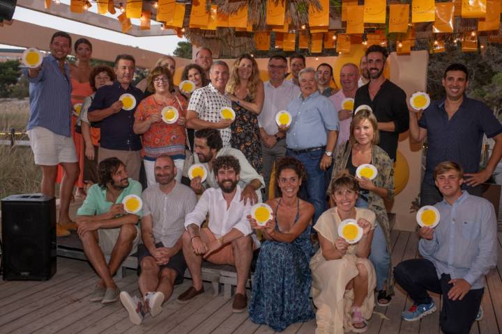 María Ritter, directora de Guía Repsol, con los nuevos Soletes de las islas, en el escenario que se montó en ‘Alma Eat is life’ en Sant Josep de Sa Talaia.