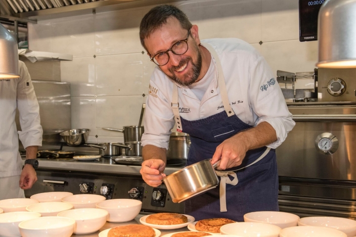 El chef Stéphane del Río emplatando las tortillas.