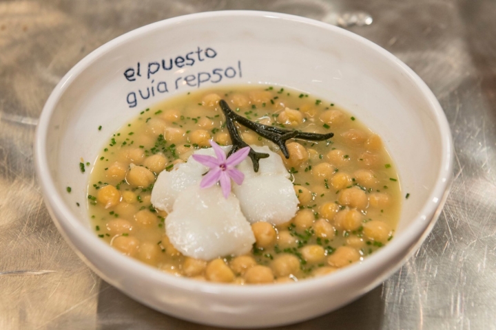 Potaje de garbanzos de Madrid con bacalao.