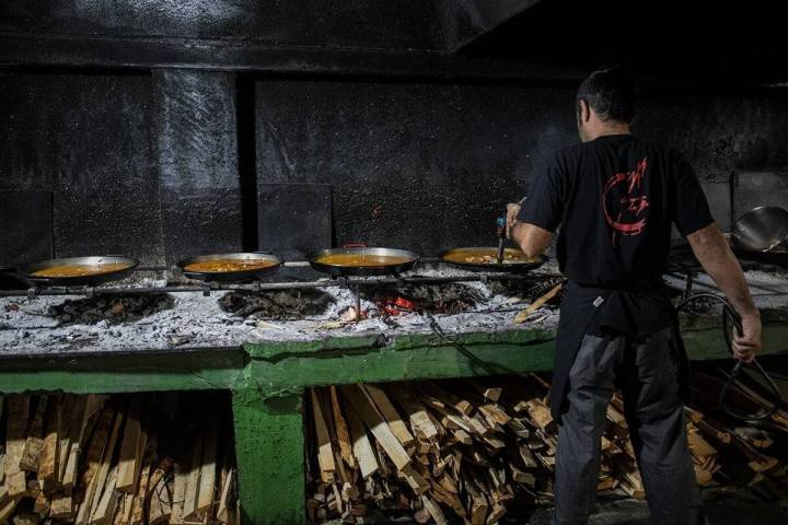 Marcos Margós vigila sus arroces. Foto: Eva Máñez 