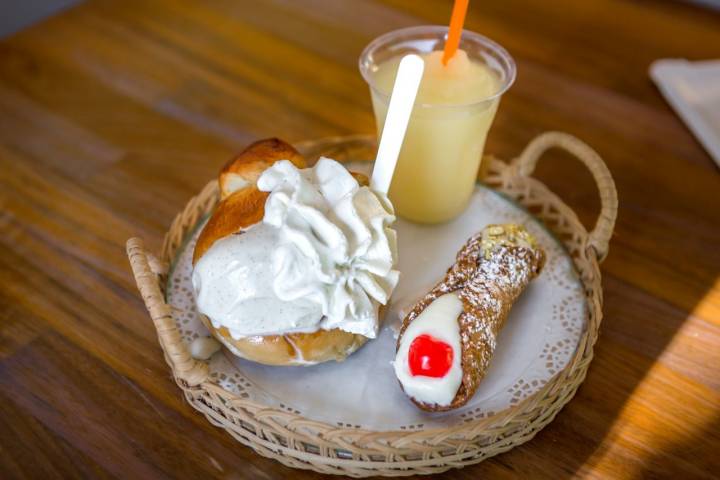 'Brioche gelato' de stracciatella y nata; 'cannoli' relleno de ricotta y 'granita' de limón en la heladería siciliana ‘Zùccaru’ (Madrid). Foto: David de Luis