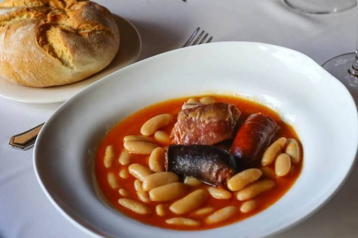 A la fabada de 'Casa Adela' no le faltan los avíos. Foto: Pablo Lorenzana