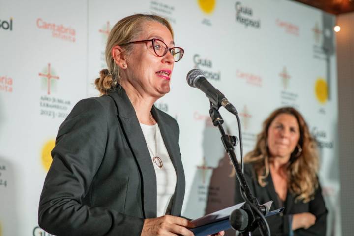 Eva Guillermina Fernández, consejera de Cultura, Turismo y Deporte también felicitó a los premiados.