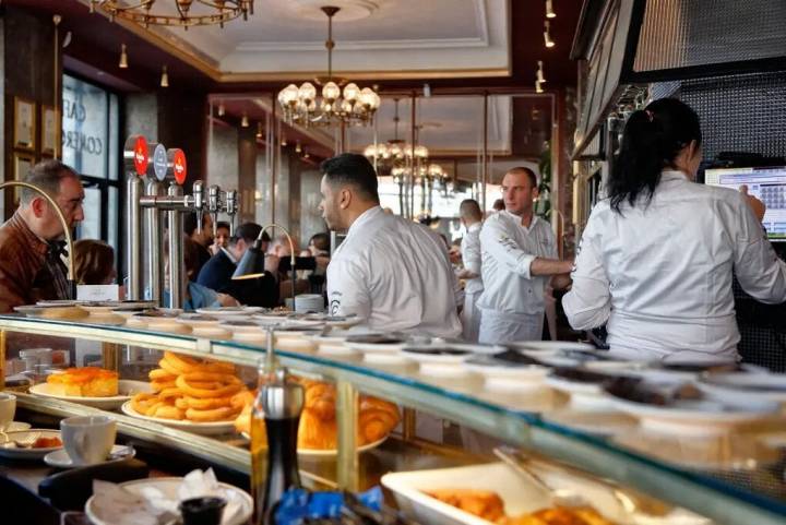 El chocolate con churros es buena apuesta en el 'Café Comercial'. Foto: Roberto Ranero