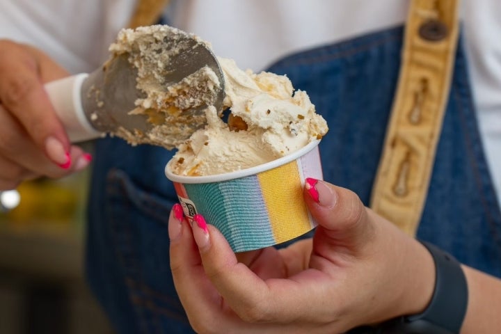 Perfecto para comerlo mientras paseas por el puerto. Foto: Facebook 'Be Happy'