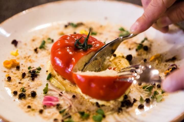 Restaurante Mazmorra by Macera. Trampantojo de tomate: brandada de bacalao con gelatina de piquillos y tierra de frutos secos con perlas de Módena.