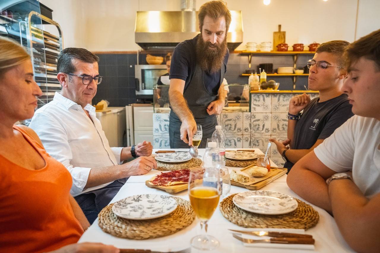 Soletes de Barrio Sevilla apertura mesa La Tizná