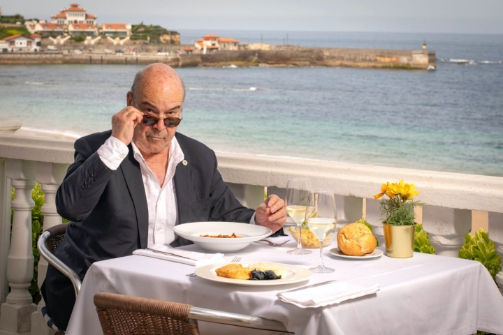 Antonio Resines en la terraza de Joseín (Comillas)