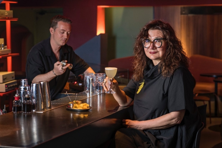 Isabel Coixet en la coctelería Oblícuo (Barcelona).
