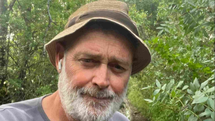 El chiringuito de Cádiz que Pablo Carbonell visita cada verano: “A veces cojo la guitarra y actúo”