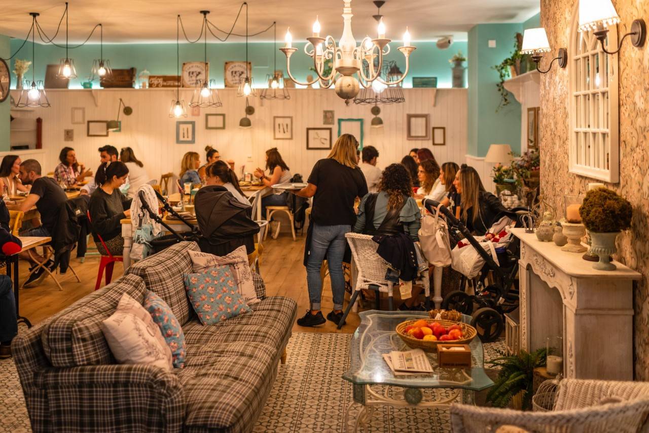 Clientes de la cafetería Sonríe de León