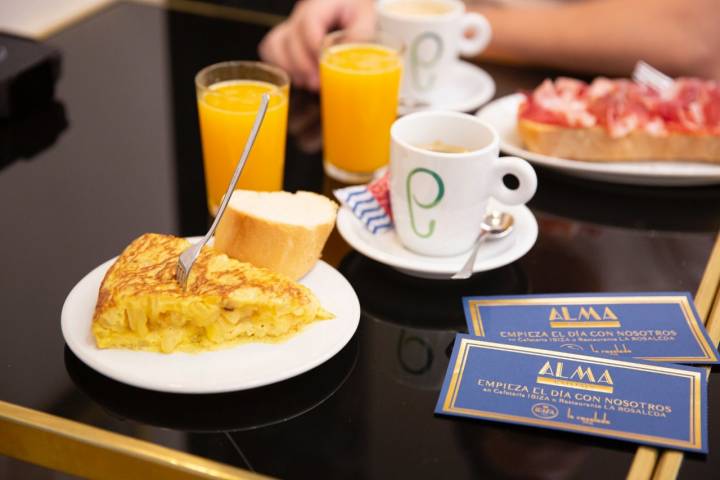 Pincho de tortilla y barra XXL con jamón, zumo de naranja y café en 'Ibiza 1941'.