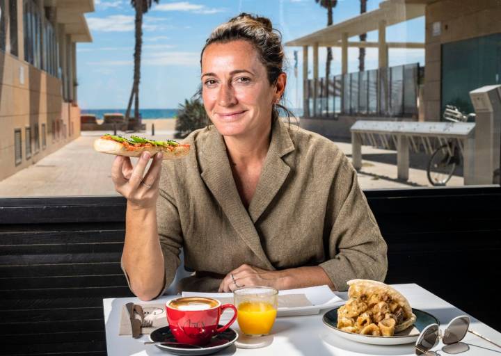 A Begoña Rodrigo el encanta el pan de 'Patacona Tres14'. Foto: Alfredo Cáliz