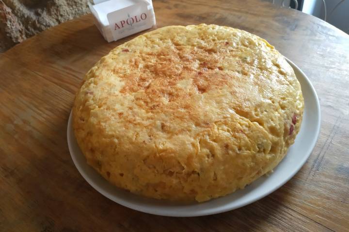 Quizá la tortilla gallega más célebre de El Puerto de Santa María. Foto: Facebook 'Bar Apolo'