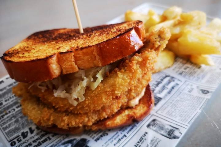 En 'Clavo y Canela' también versionan el Katsu Sando, el sándwich japonés de moda. Foto: Facebook 'Clavo y Canela' 