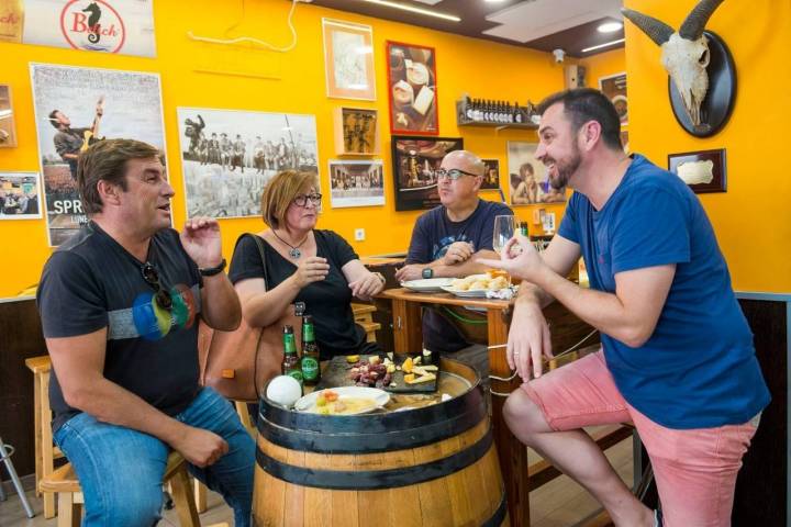 'El Vinagrillo' comenzó como una tienda de ultramarinos hasta que se convirtió en un lugar de tapeo entre amigos y vecinos. Foto: Mar Sáez