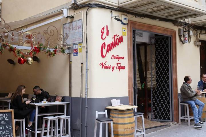 En la terraza de ‘El Cantón’ te puedes sentar prácticamente durante todo el año. Foto cedida