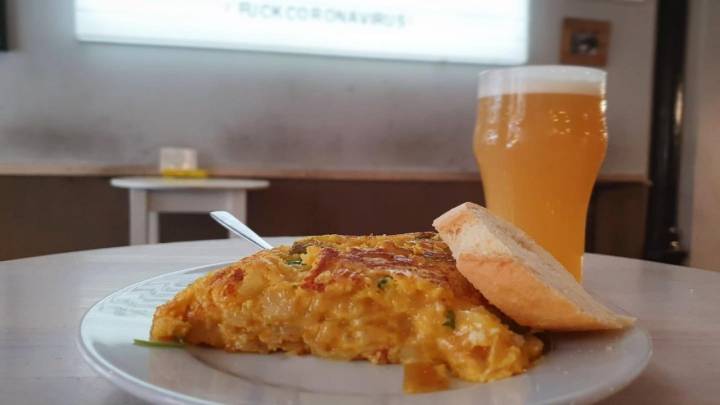 Tortilla con cebolla y cerveza artesanal, un combo apetecible. Foto: Facebook 'Pez Tortilla'