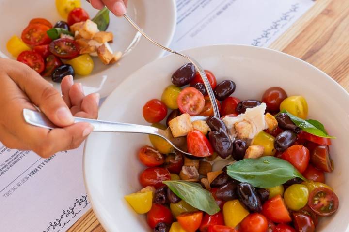 Tomates cherry, aceitunas de Kalamata, picatostes, hierbas aromáticas y crema de queso payoyo mirando al mar. Foto: Facebook ‘Bebo los Vientos’