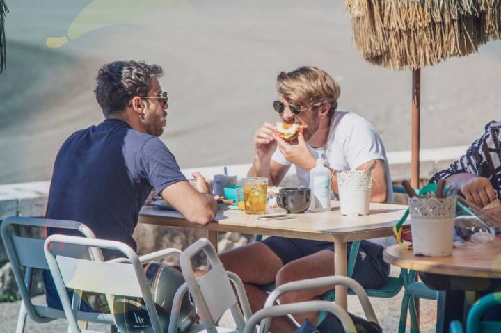 El placer de quedar con un amigo para tomar un Clin Clan frente al mar. Foto: Facebook ‘Galerna’