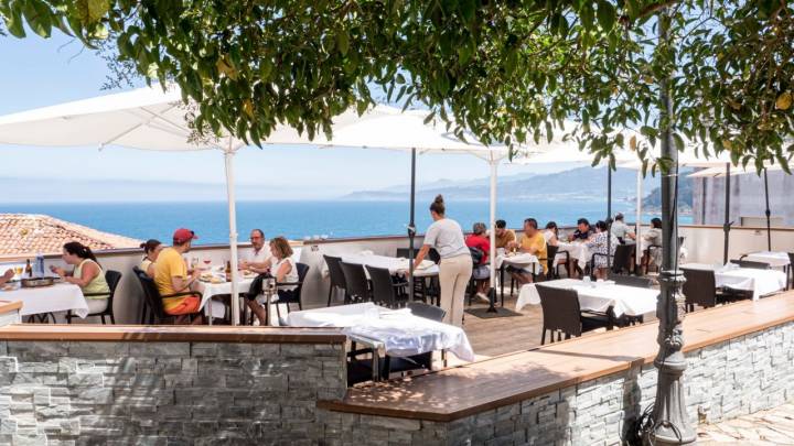 Las vistas a Lastres desde la terraza de 'El Cafetín'. Foto: Facebook 'El Cafetín'