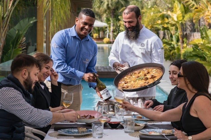 Clientela y equipo en Arros y brasses