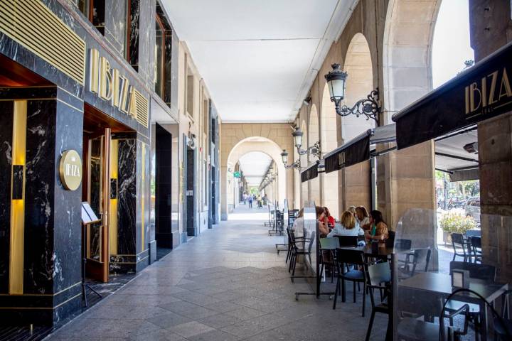 A Carolina Sánchez le gusta el ambiente de la terraza de ‘Ibiza 1941’. Foto: Ana Oses