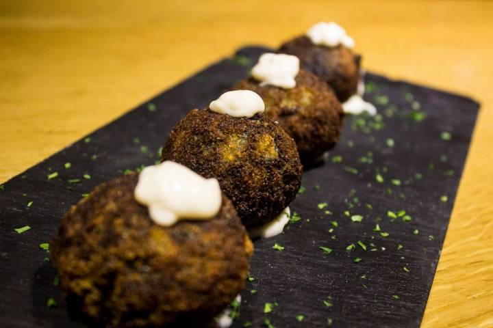 Croquetas de chipirones en su tinta de 'Mercat de Les Tapes'. Foto: Facebook Mercat de Les Tapes.