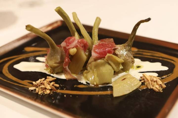 Alcachofa y cardo con jamón, ajoblanco y praliné de almendras.