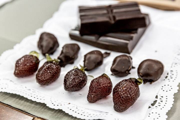 Las frutas de Aragón: confitadas y cubiertas de chocolate.