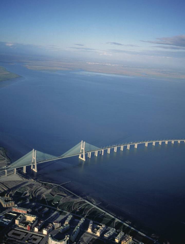 Puente Vasco de Gama. Foto: Turismo de Portugal.