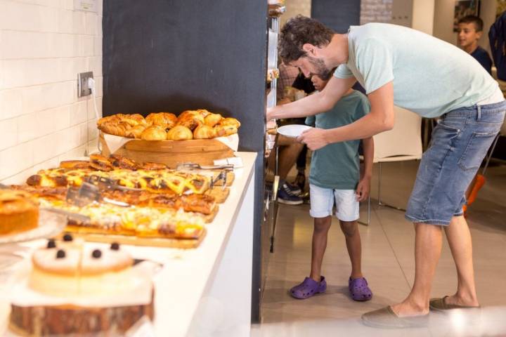 Durante los desayunos y meriendas en 'Tugues' suele haber empate entre salados y dulces. Foto: Foto: César Cid.