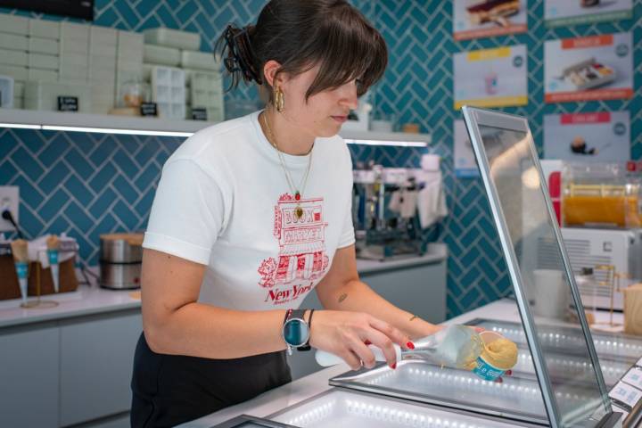 Una empleada de Bibì e Bobò preparando un helado para perros