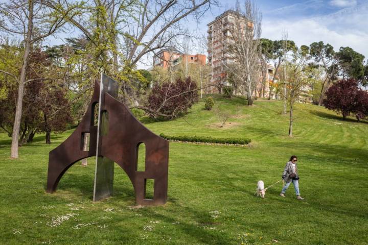 La Puerta de Madrid, escultura de Enrique Salamanca (1988)