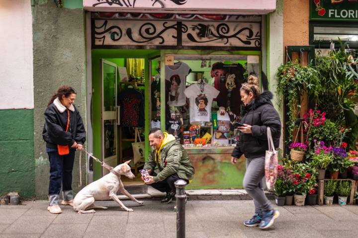 'Cisne Negro' conquista a sus clientes de cuatro patas con golosinas.