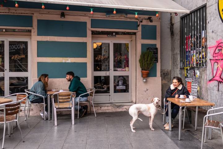 Tomando un café en la agradable terraza de 'El Rincón'.