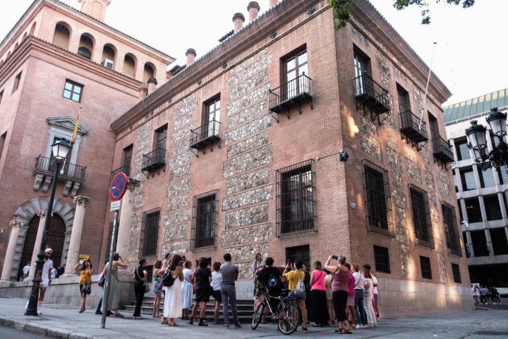 El punto de encuentro es la famosa Casa de las Siete Chimeneas.