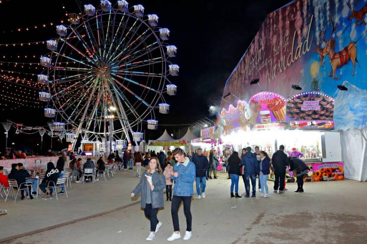 La gran carpa de las atracciones, la pista de hielo y la noria se encuentran en la misma zona del recinto.