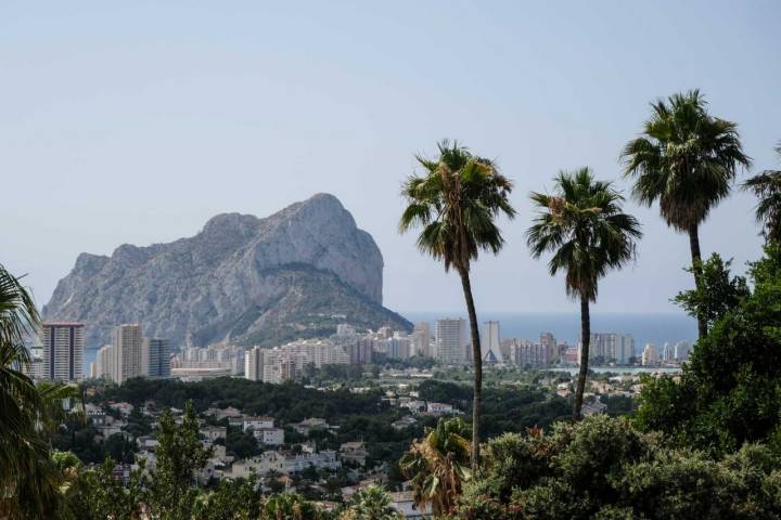 Vistas desde el AR Imperial Park Resort, con el Peñón de Ifach al fondo, el mar y las Salinas de Calpe.