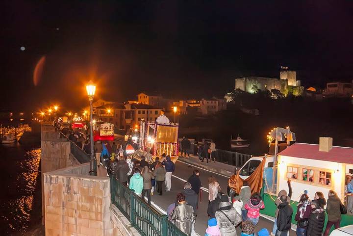 La cabalgata de San Vicente por el Puente Chico, con el Castillo del Rey como fondo. Foto: José García Pérez.