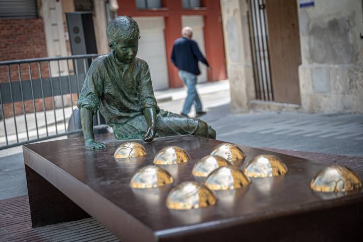 La escultura Gaudí-niño, de Artur Aldomà.