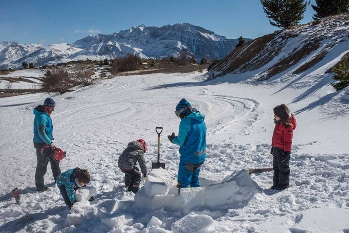 Hasta los más pequeños cargan la nieve apelmazada para la construcción.