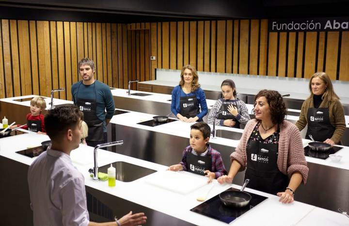 Con todos los ingredientes ya adquiridos, el alumnado espera, atento, las instrucciones de Eneko.