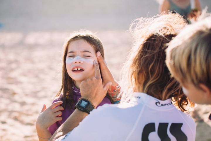 Surf con niños en Fuerteventura: protección solar